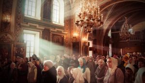В якому одязі ходити до церкви: поради для жінок та чоловіків