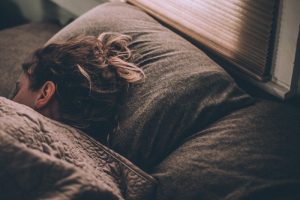 Чи можна спати головою на захід: що говорять прикмети?