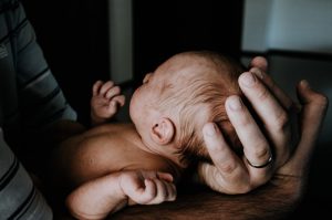 Як правильно носити дитину в 3 місяці?
