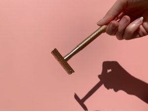 Чи можна голити руки дівчатам: плюси та мінуси