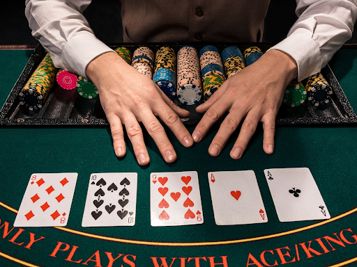 Як грати в покер: правила гри для початківців