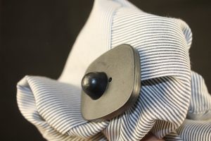 Як зняти магніт або кліпсу з одягу в домашніх умовах