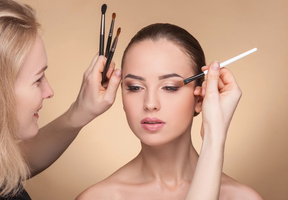 Секреты безупречного макияжа: от базовых техник до модных трендов