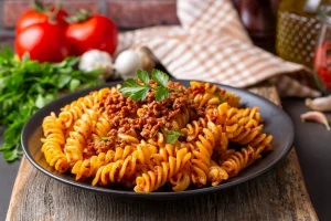 Макарони по-флотськи з томатною пастою в мультиварці