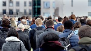 Багато незнайомих людей уві сні – до чого це?