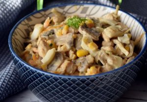 Як приготувати салат з курячого філе та шампіньйонів?