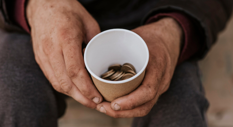 Що означає давати милостиню уві сні: тлумачення за різними сонниками