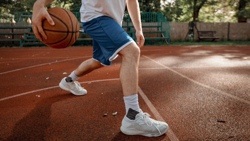 Баскетбол і втома ніг: які кросівки обрати для амортизації та стабільної бази